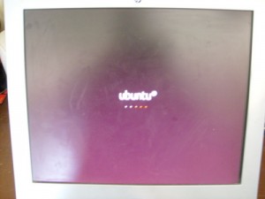 Computer Screen showing Ubuntu GNU/Linux starting up