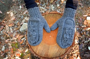 The Holly Mittens from above, resting on a stump