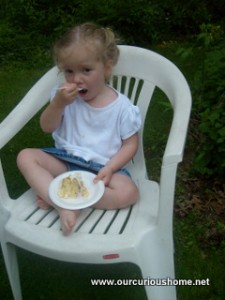 K eating at a picnic