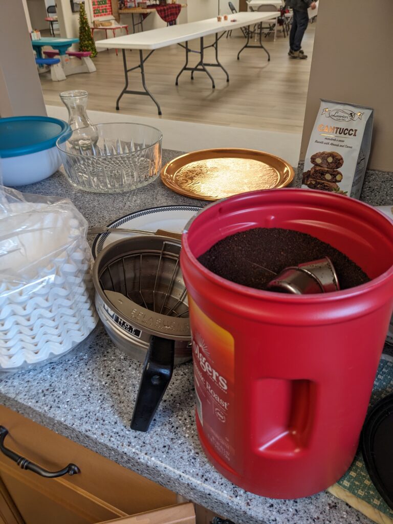 filters, basket, coffee, and scoop